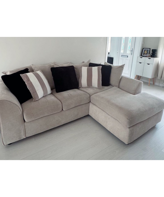 Chelsea 4-seater corner sofa in light fabric with scattered cushions, ideal for comfort and modern elegance.